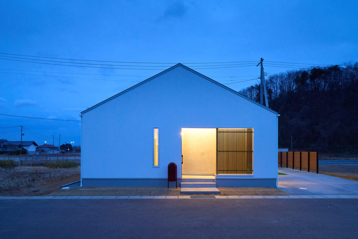 家族の想いが形になる三角屋根とロフトの平屋