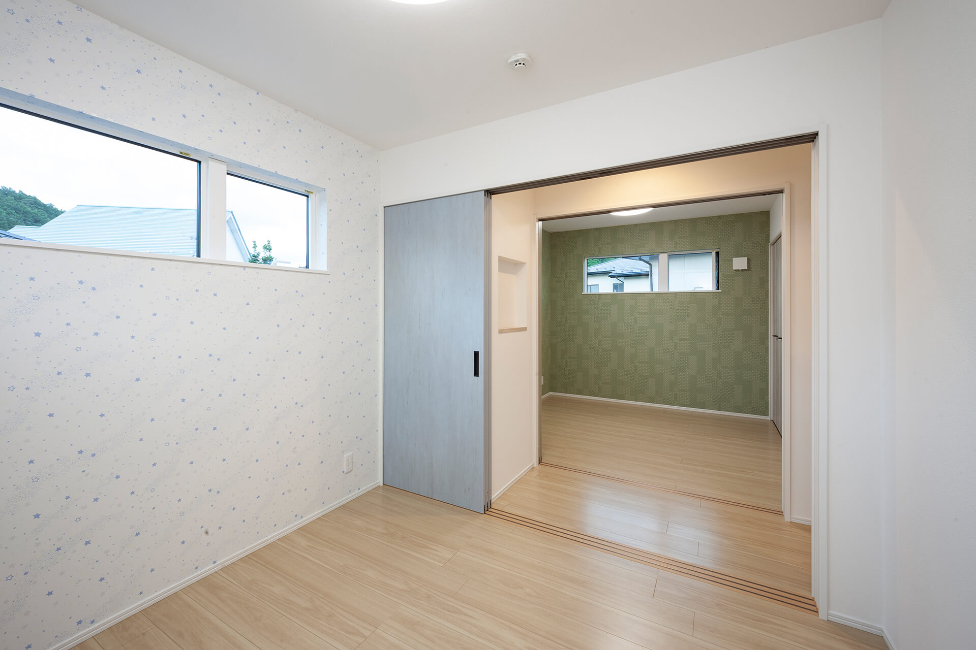 2Fの洋室は暖かいイメージの建具とクロスを…