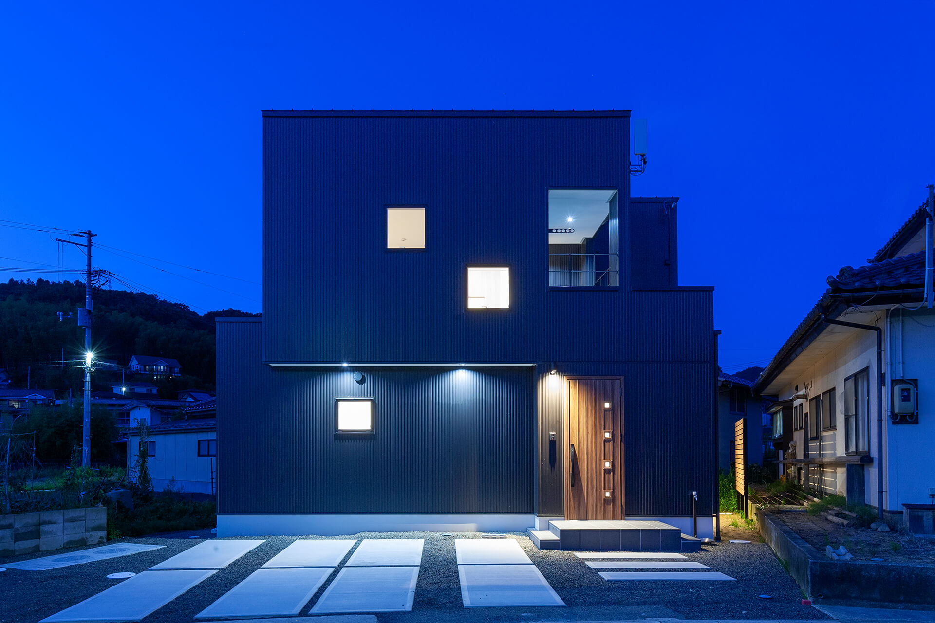 玄関の建具だけでも十分な存在感