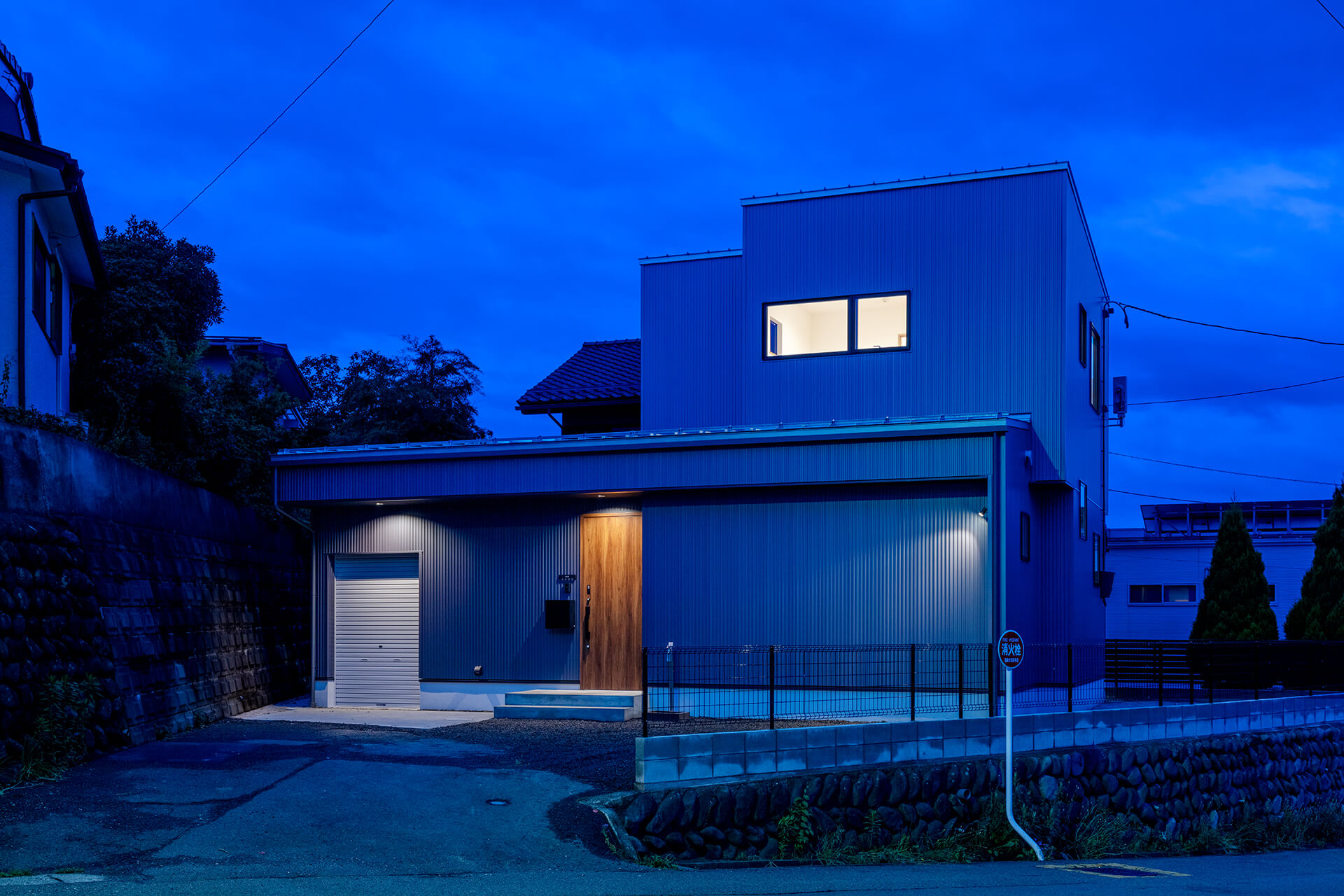 高台に建つハコの存在感。