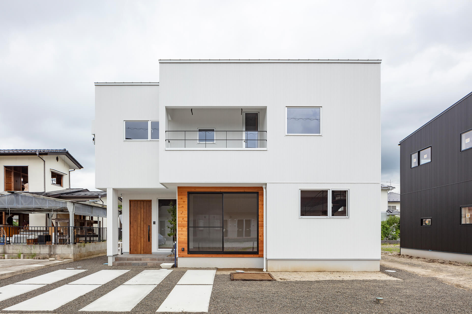 白いシンプルなハコ