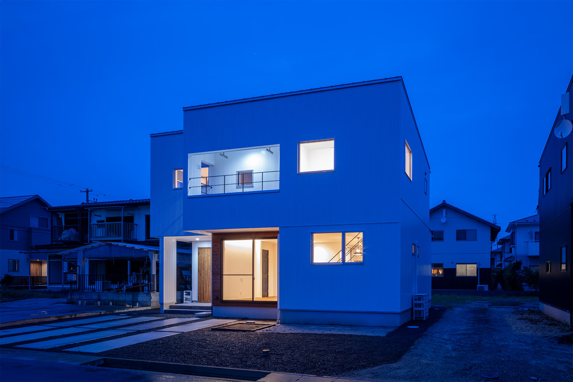 白いガルバリウムが青く光る夕暮れ時