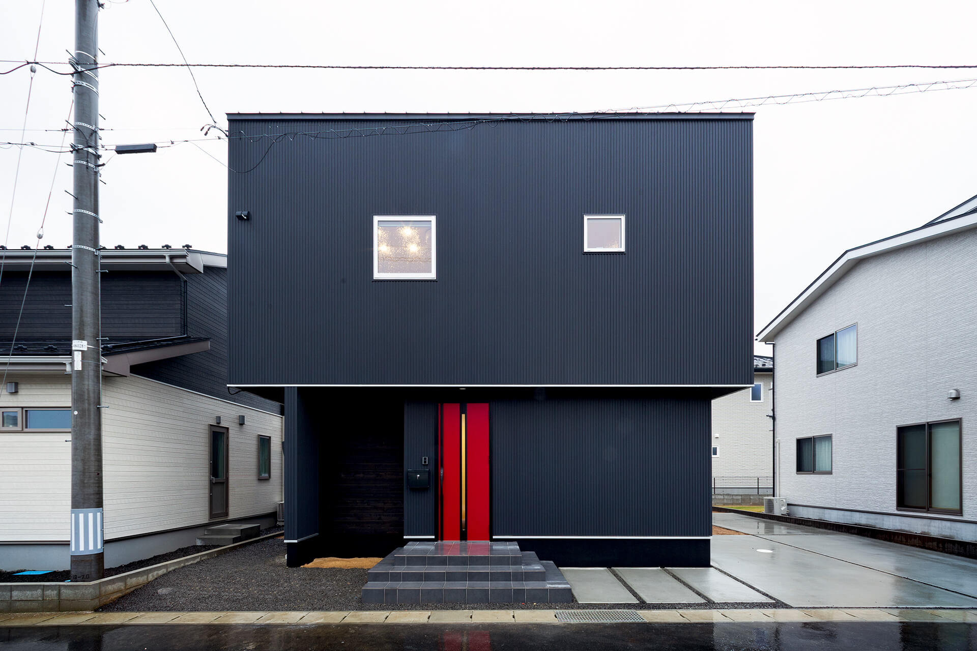 赤い玄関建具がアクセント