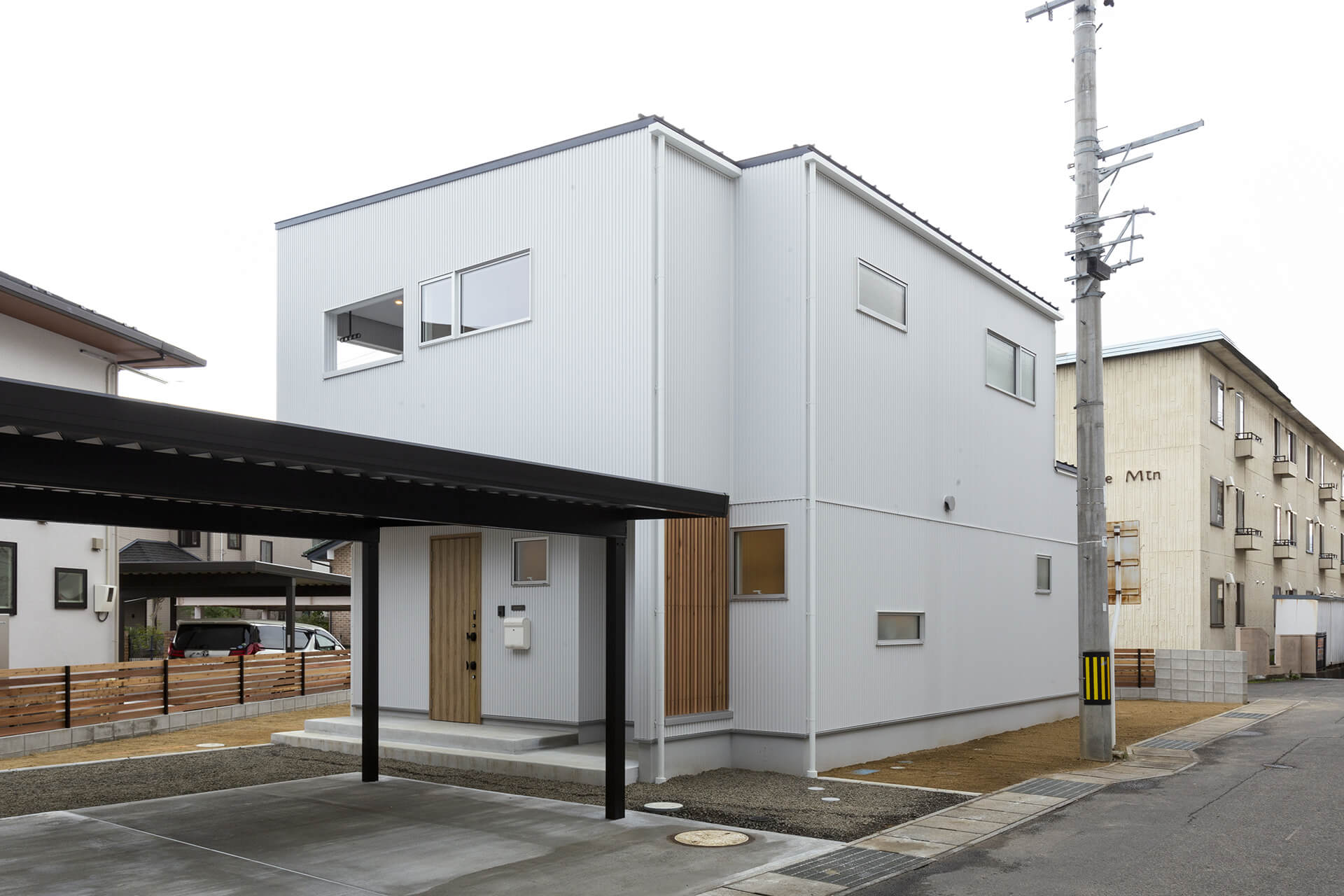 爽やかな白が際立つ外観