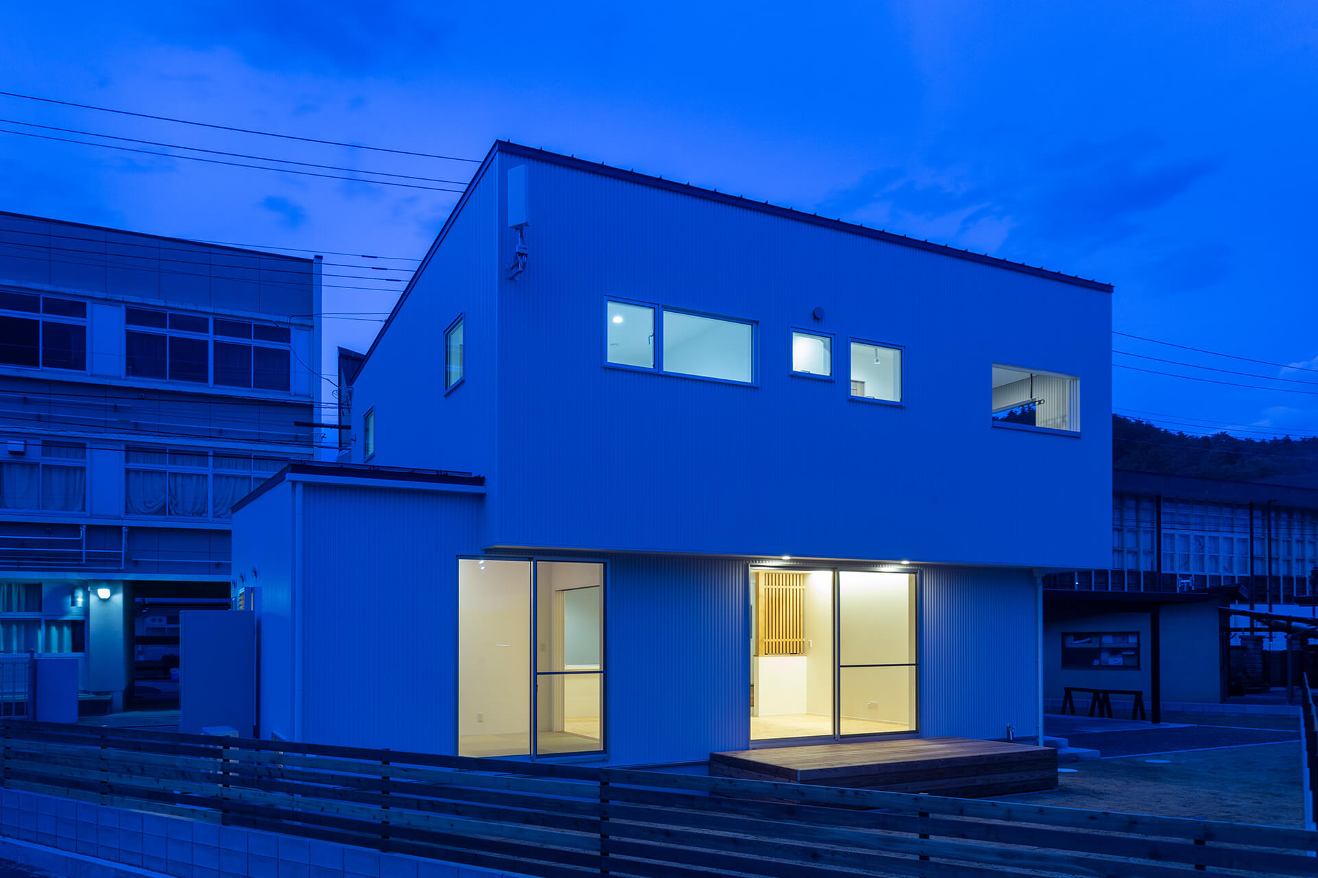 南側からは違う表情を見せる建物