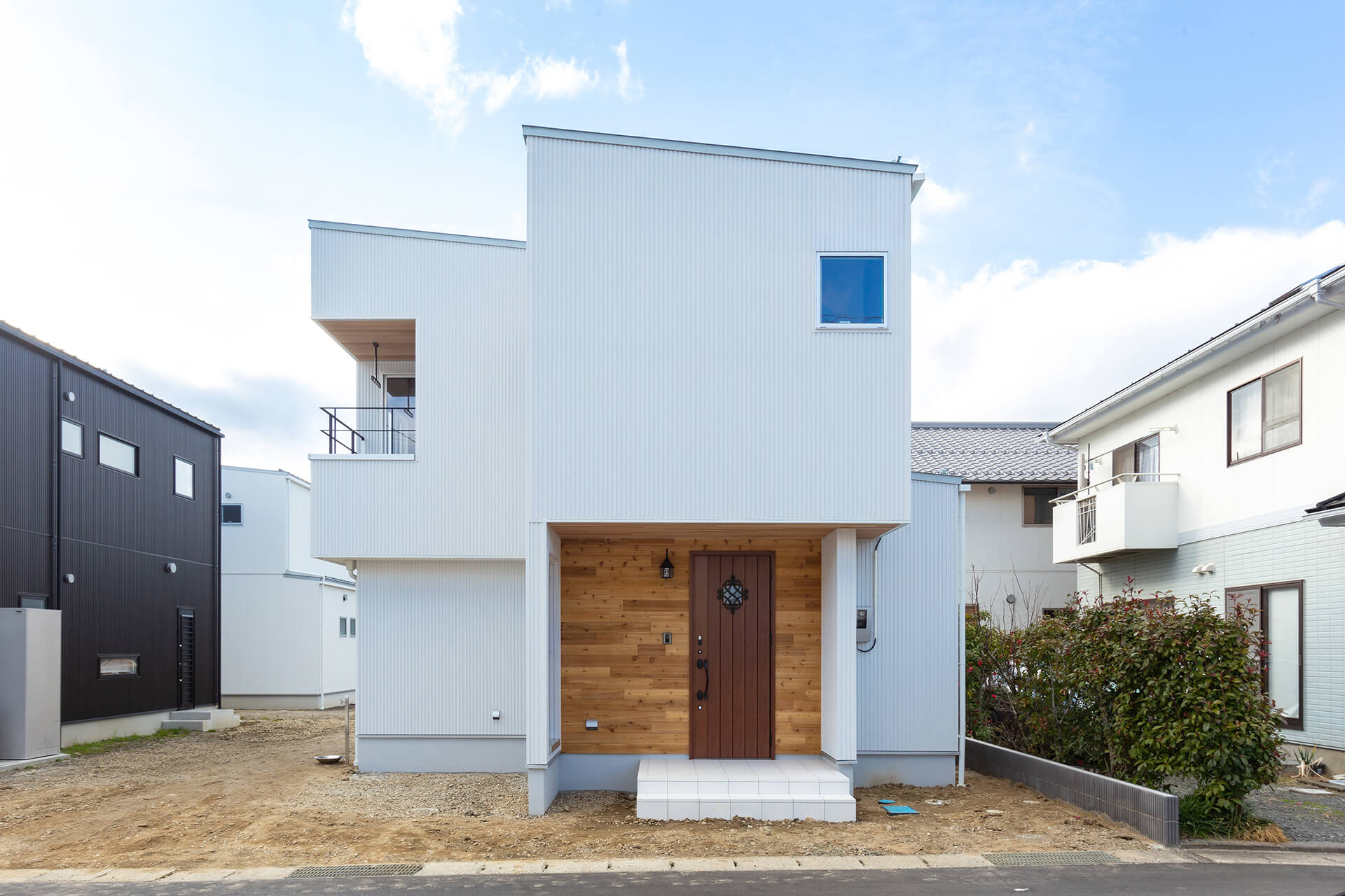 シンプルな白い外観