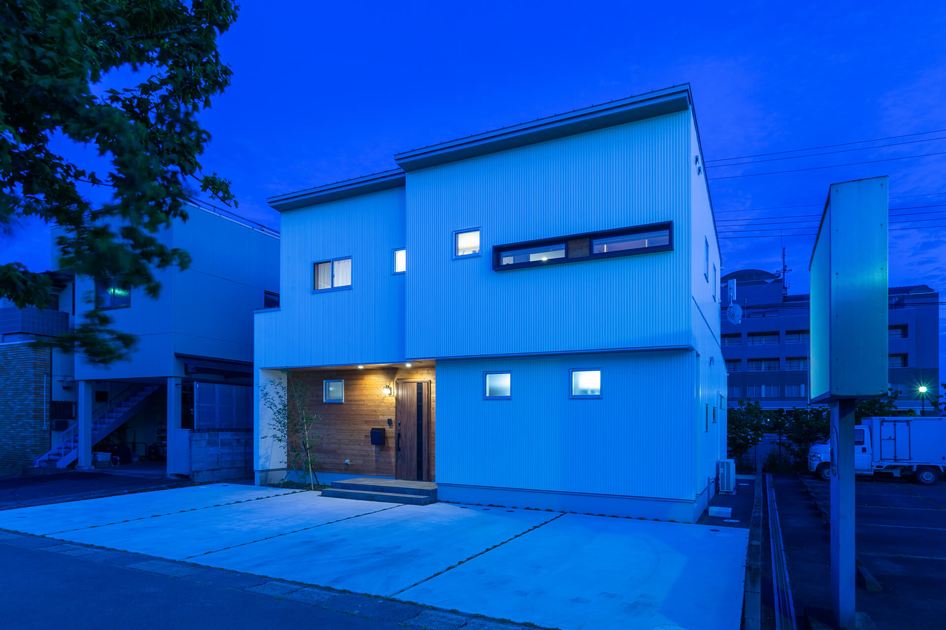 夜の外観は優雅さを演出