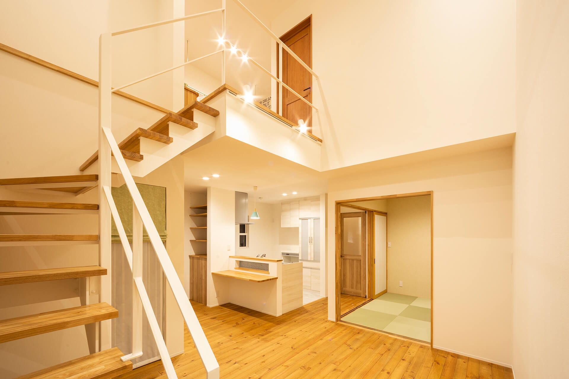 開放的な吹抜けにスケルトン階段
