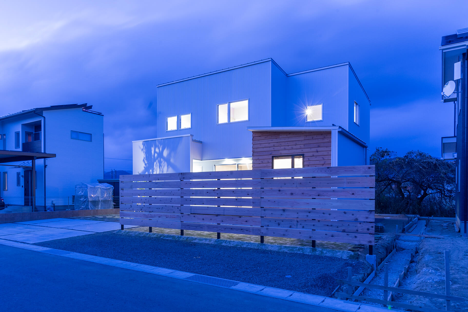 夕景に佇むハコを重ね合わせたような外観