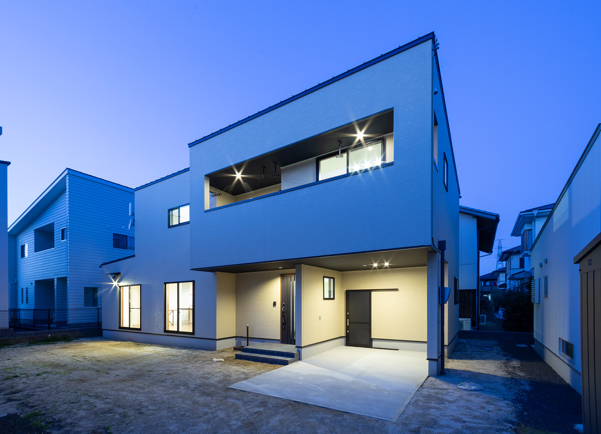 室内からの優しい光が溢れる外観