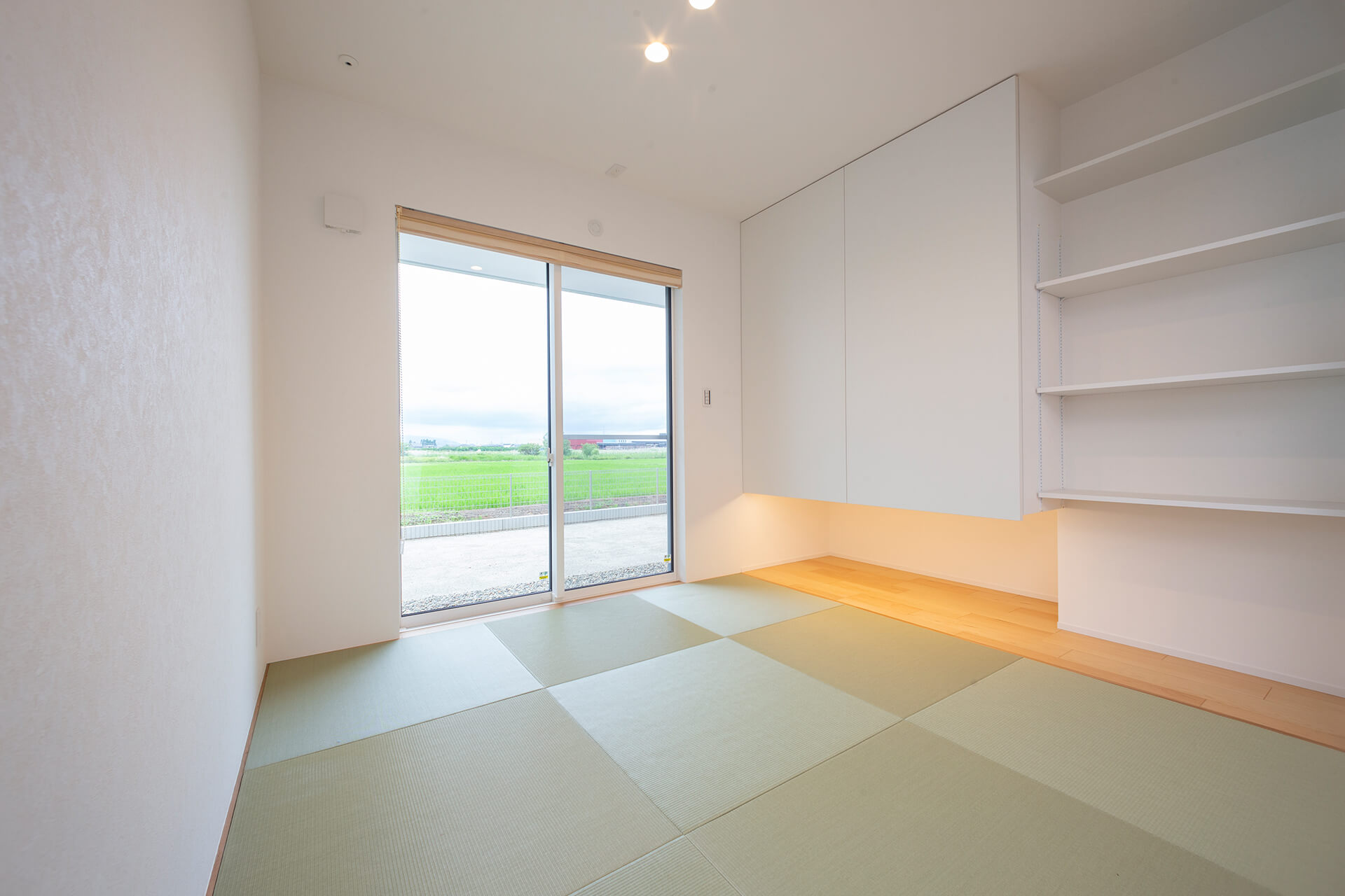 和室は白を基調とした造作と優しく照らす間接照明