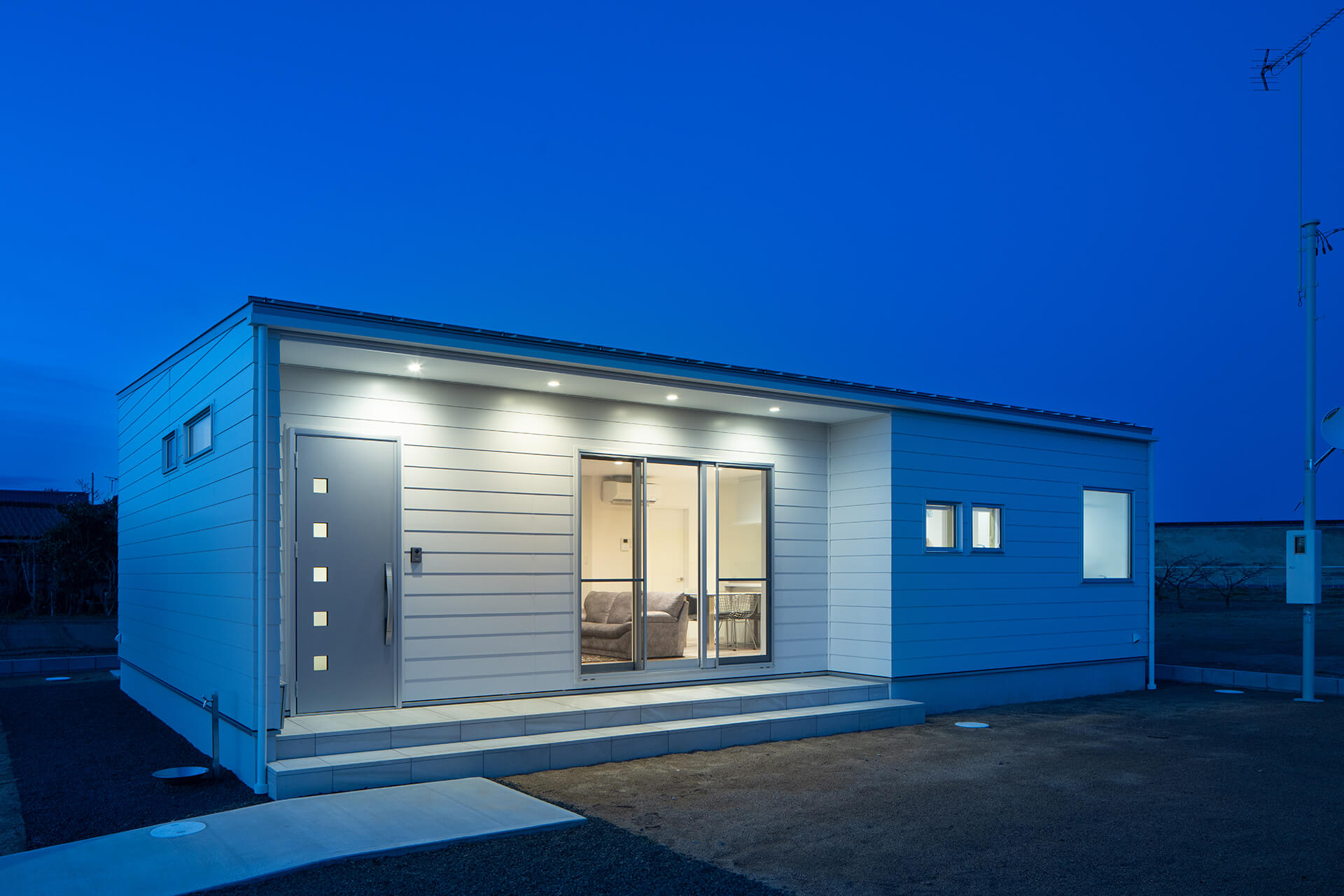 シャープな建具が夜の外観のアクセント