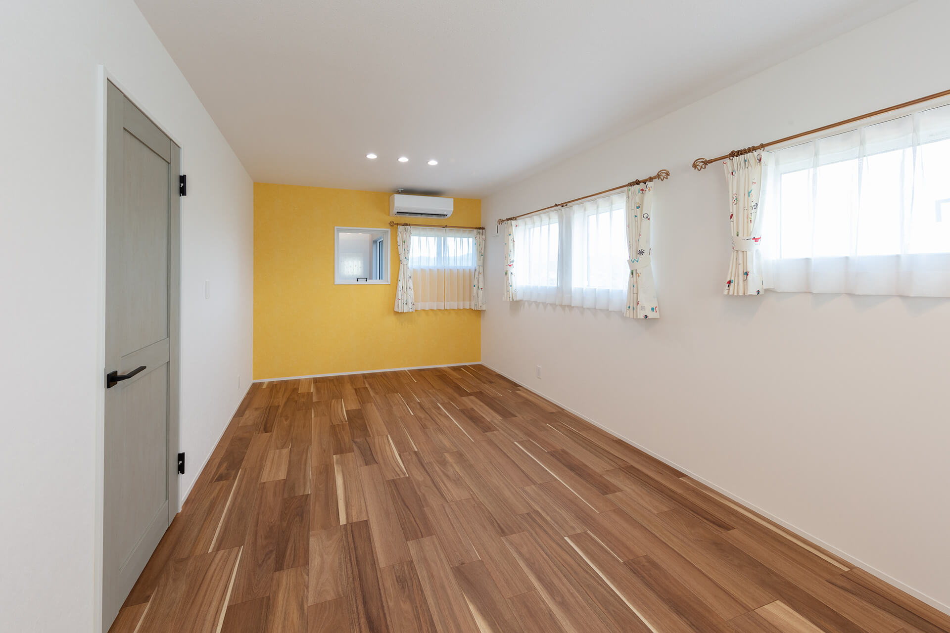 可愛らしいクロスや建具の子供部屋