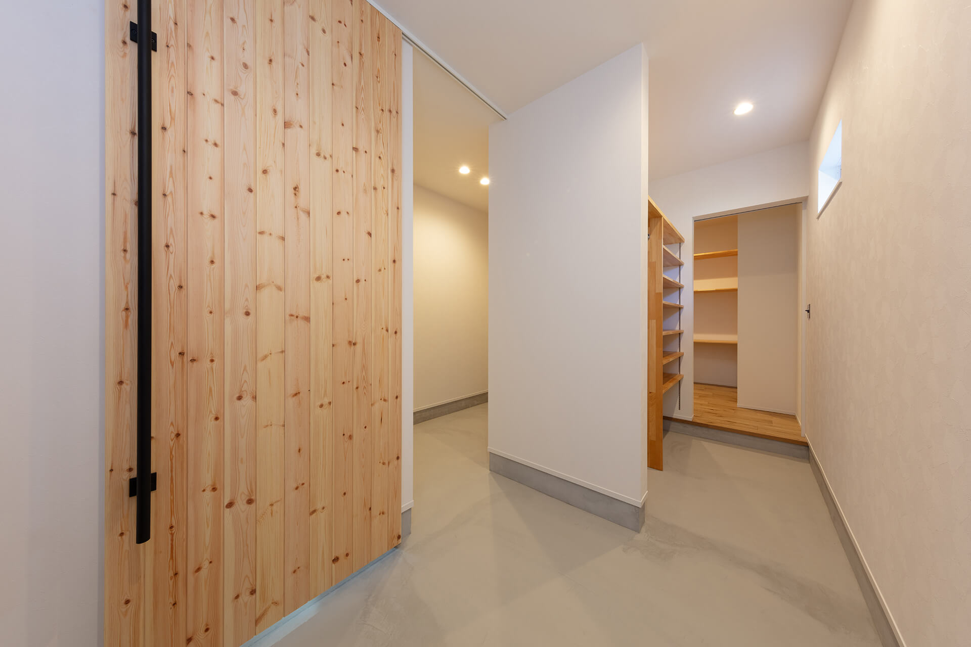 中へ入ると無垢材の木で作られた味わい深い扉が出迎える
