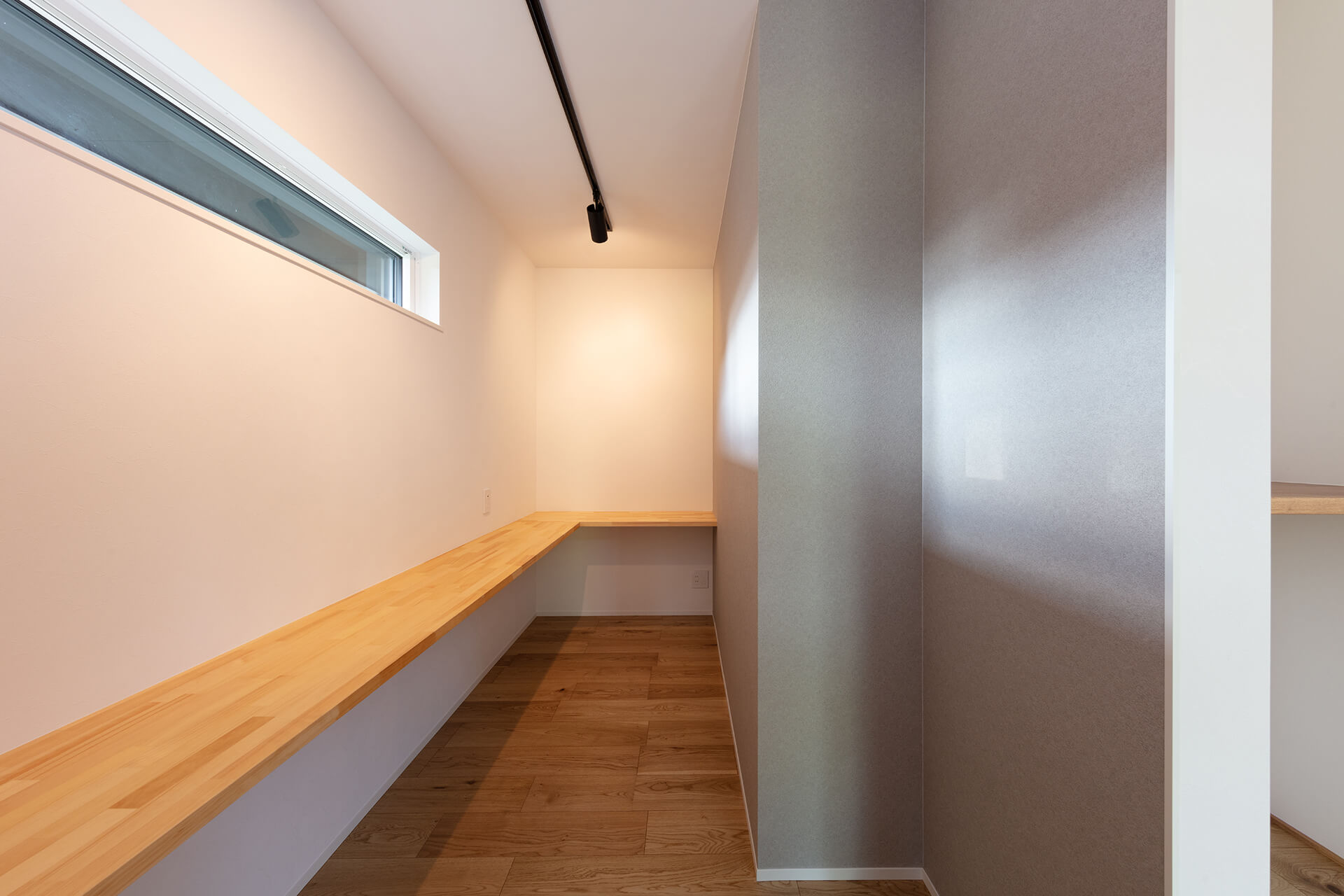 程よい広さが落ち着けるスタディスペース