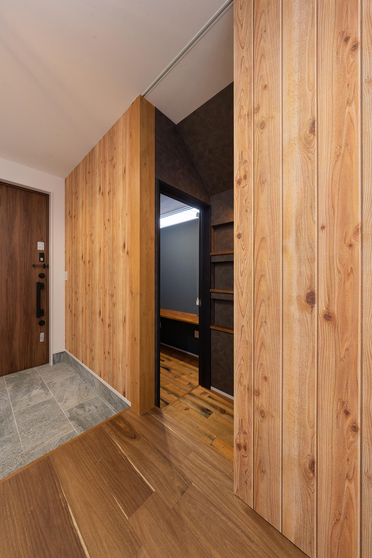 隠し扉を開けるとワクワク感溢れるもう一つの部屋が