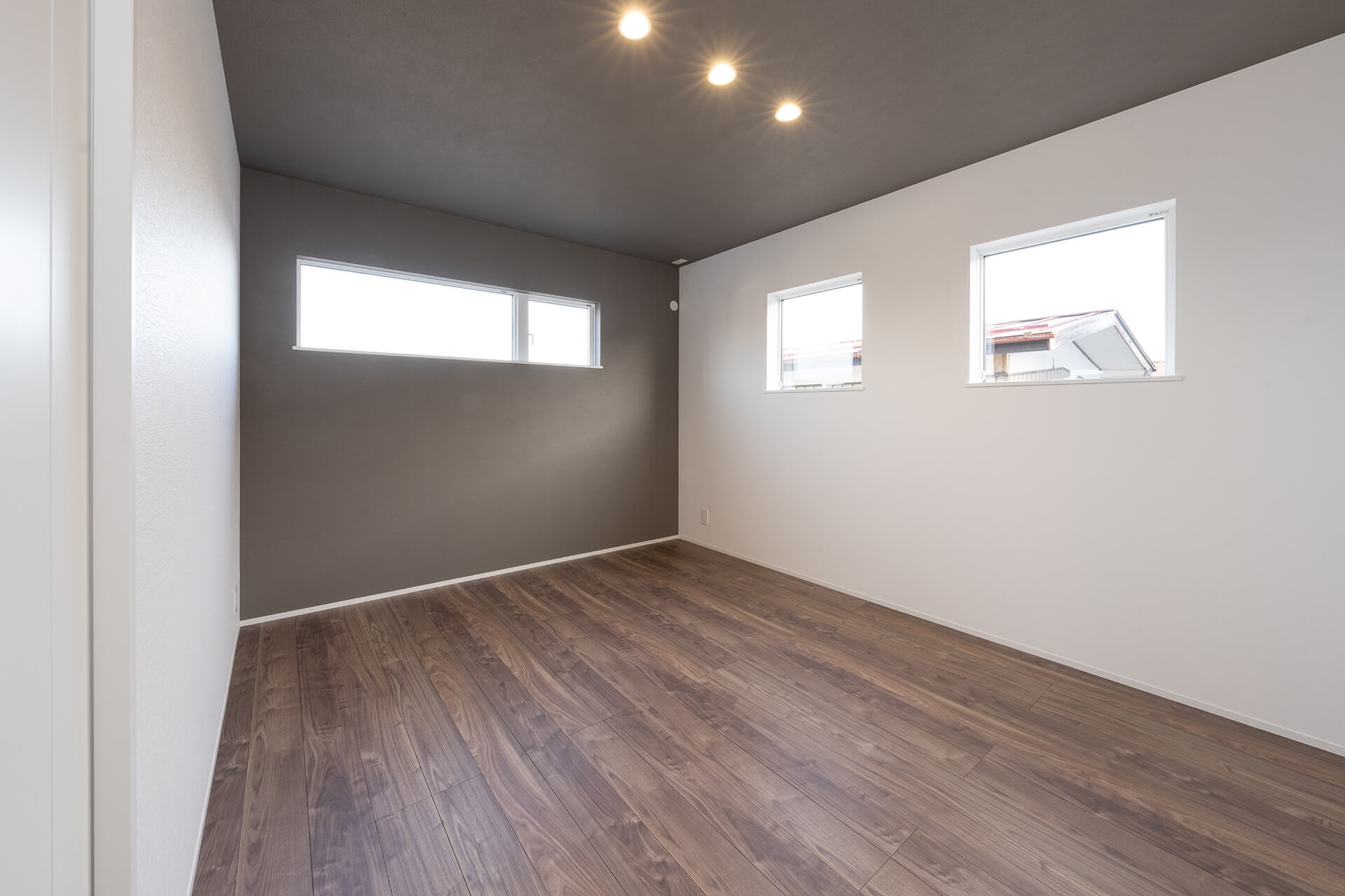 寝室は飽きの来ない色合いで寛げるお部屋に