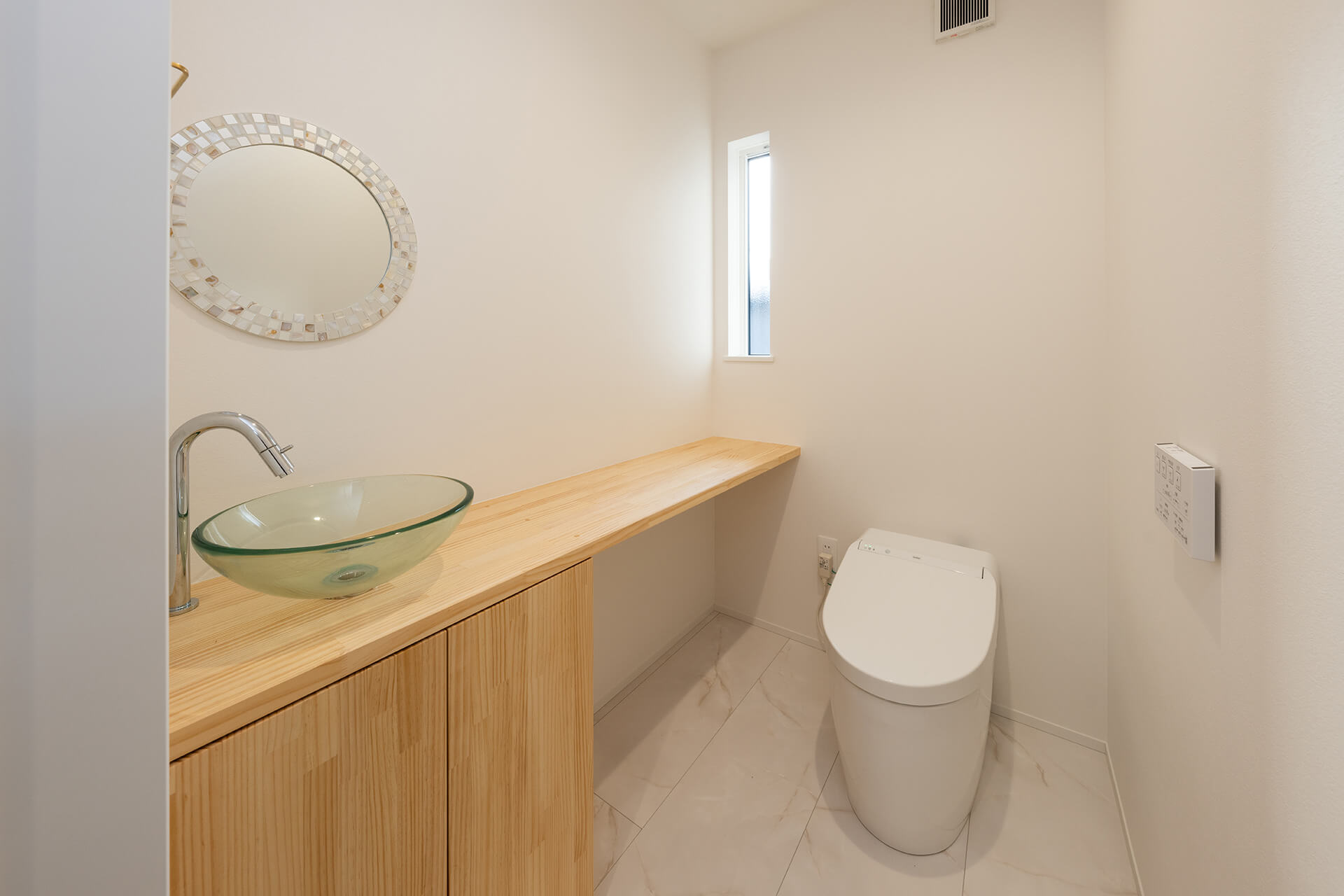 トイレも造作のカウンターに手洗いボウルを付けても広々