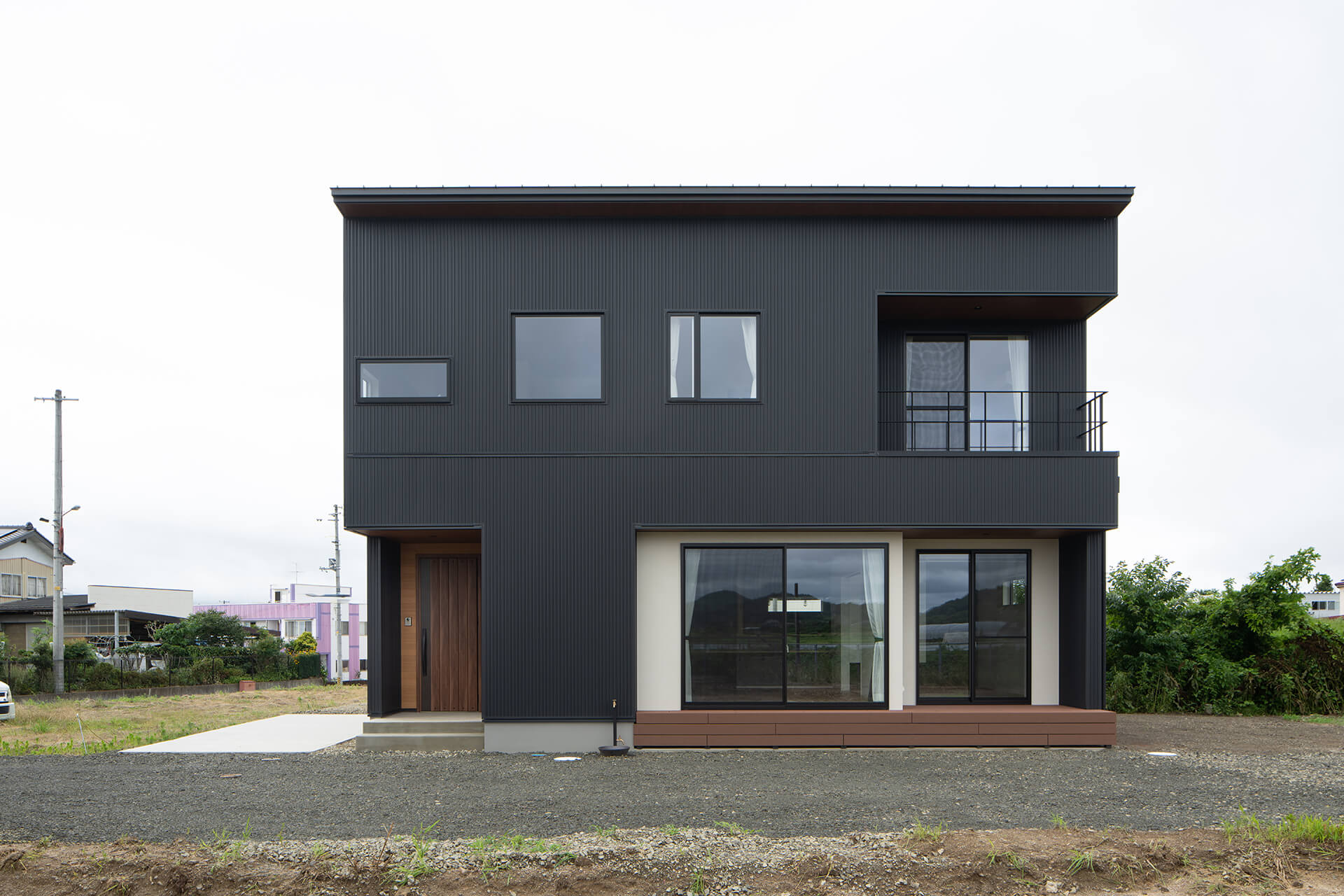 広い敷地に建つこの邸宅はスタイリッシュで存在感のある外観に!
