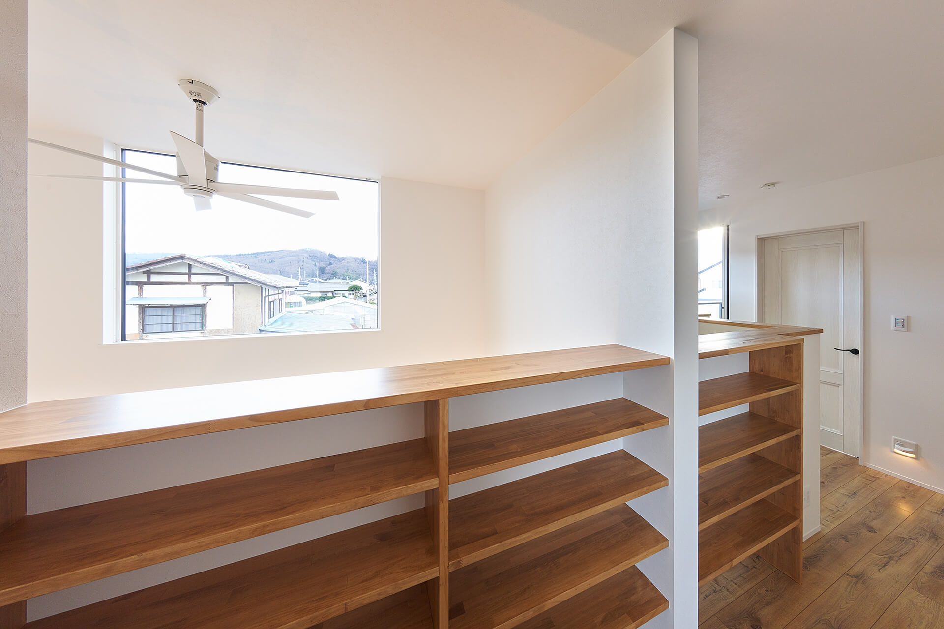 2階ホール部分に本棚を設置し、フリースペースも兼用
