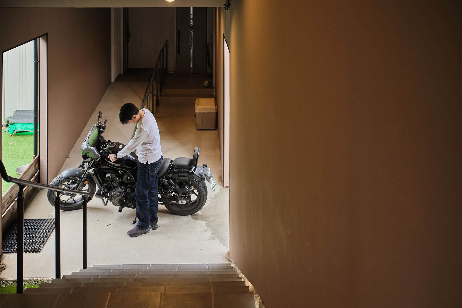 趣味のバイクも雨風から守る。濡れない動線と収納を兼ねた、実用性とこだわりが詰まったエントランス。