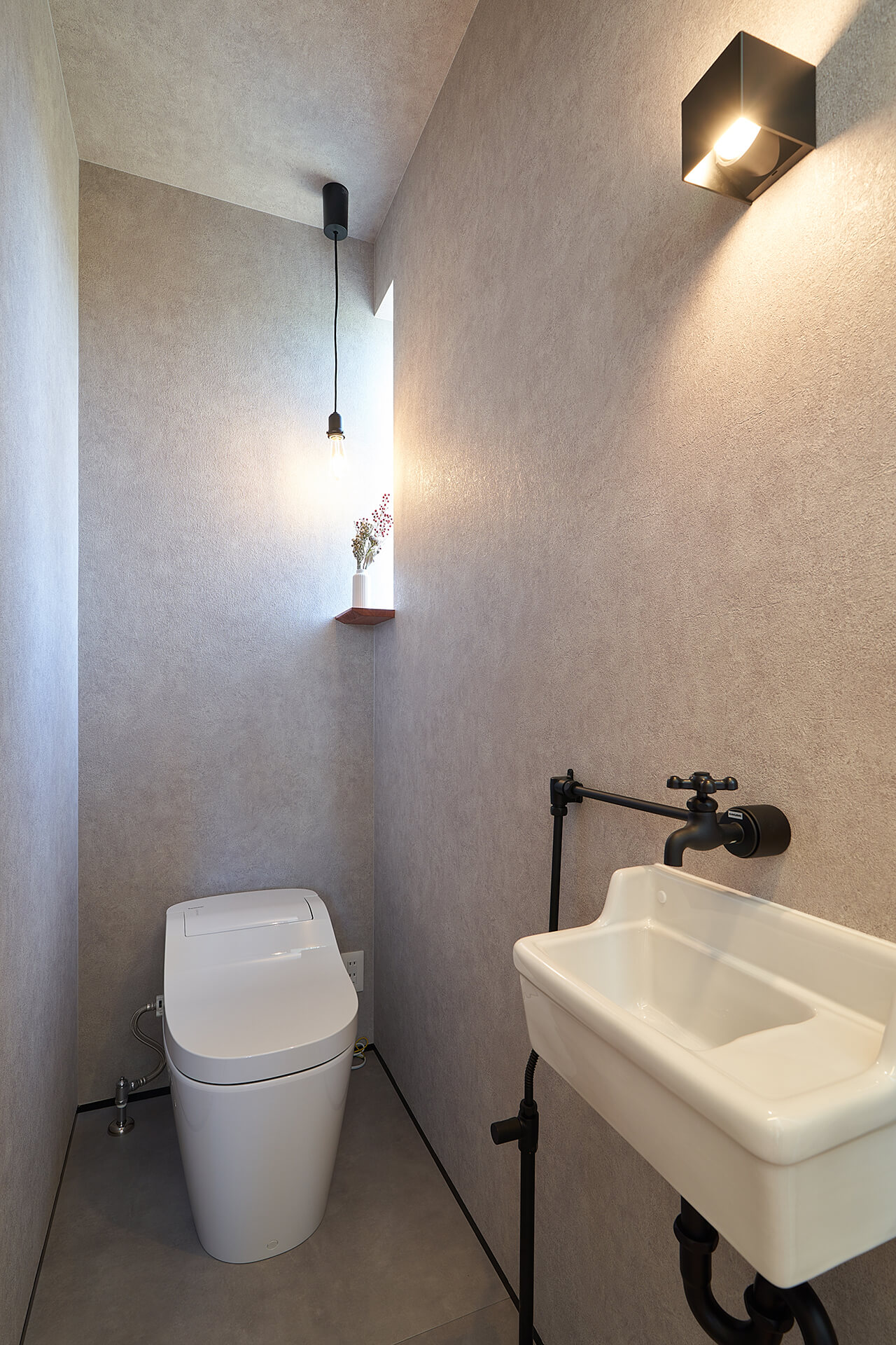 プライベート空間であるトイレは、サッシの存在感を無くし、光だけを取り込むように配置した。