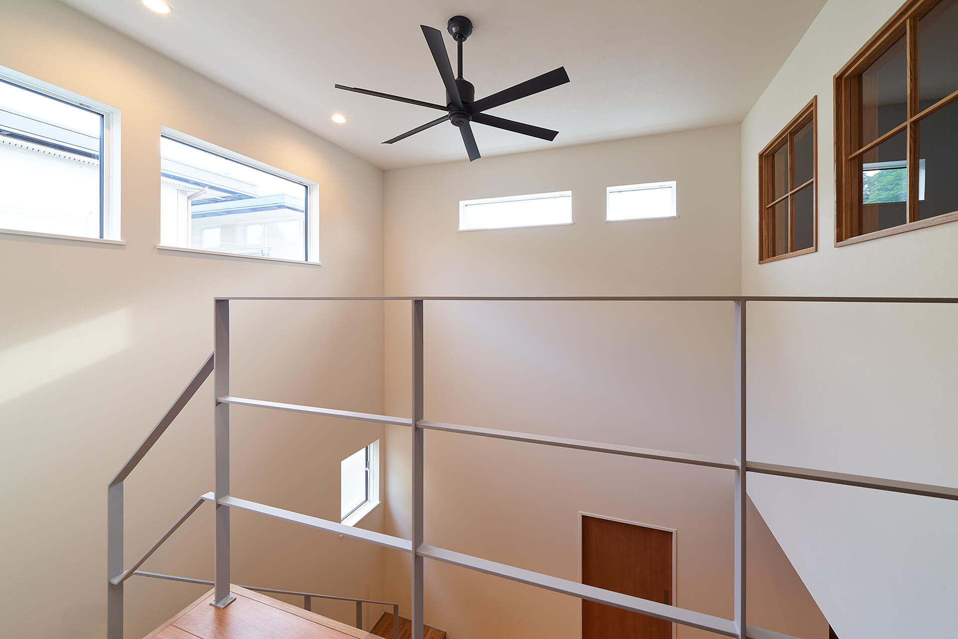 吹抜の窓は、リビングと2階の部屋に日差しを届けます