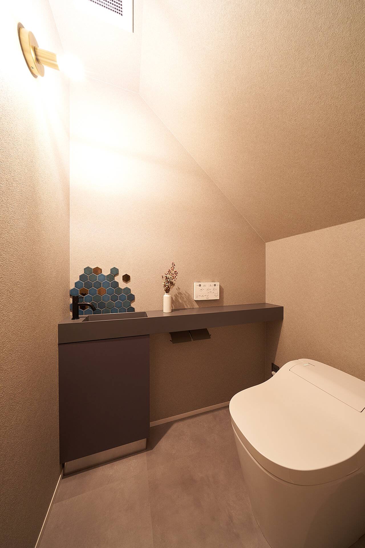 階段下を上手に利用したトイレスペース