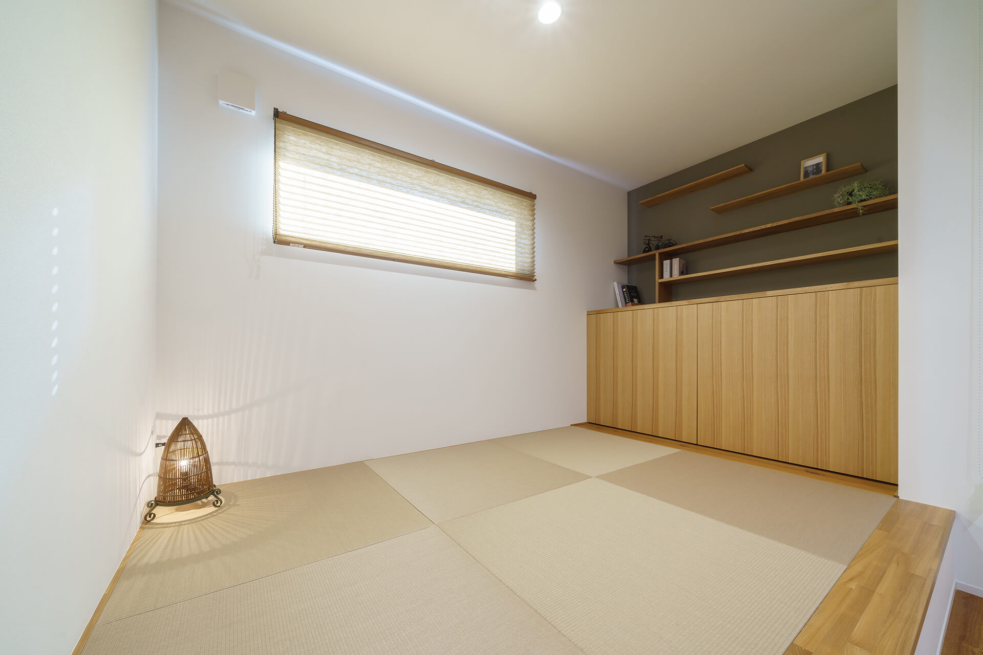 ダイニングの奥の和室は小上がりになっていて趣味の本を並べられるようにサイズにもこだわり設計した。くつろぎスペースである。