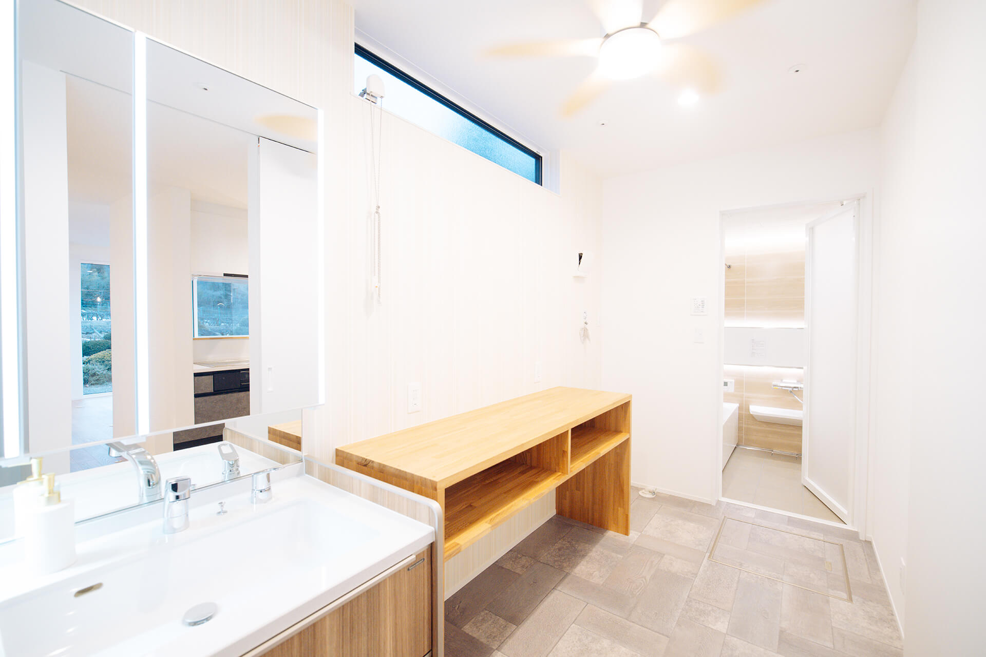 脱衣室は広々空間で開放的に