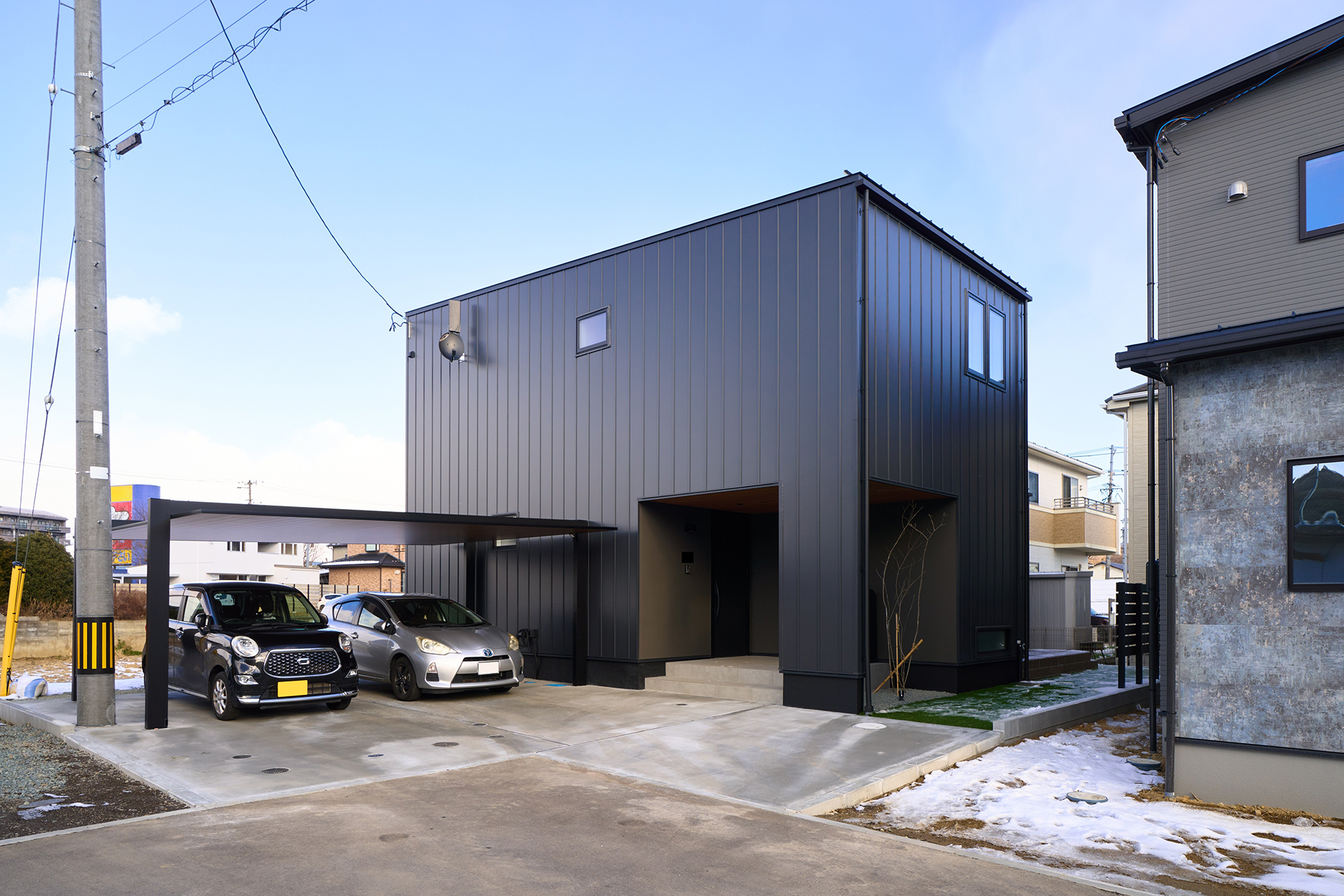 外壁には、フラット面と特徴的なリブが印象に残るガルバリウム鋼板を使用。シンプルでありながら、どこか目を引かれる佇まいです。