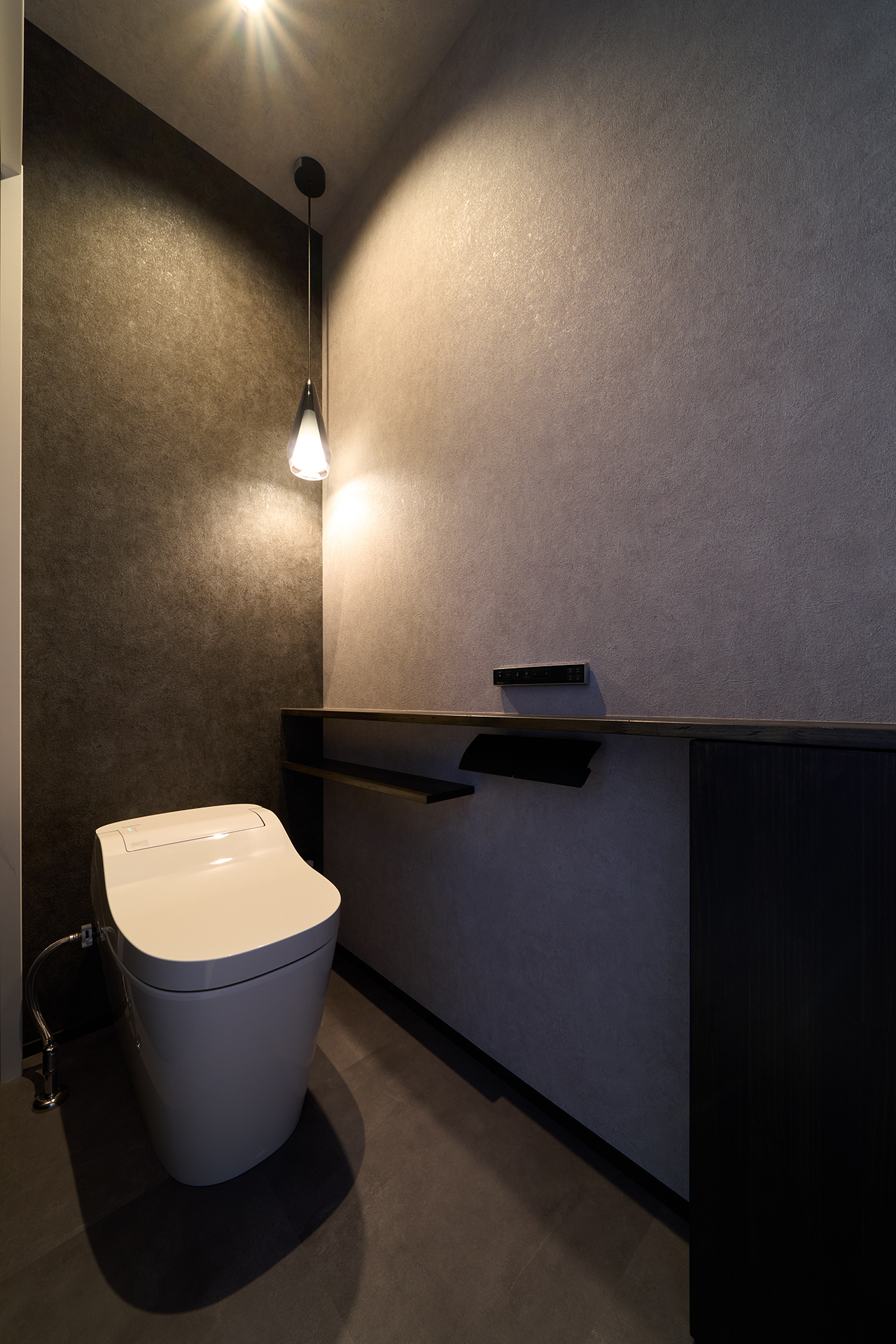 トイレは、ブラックで統一した洗練された空間に仕上げました。ホテルライクなかっこよさを感じられます。