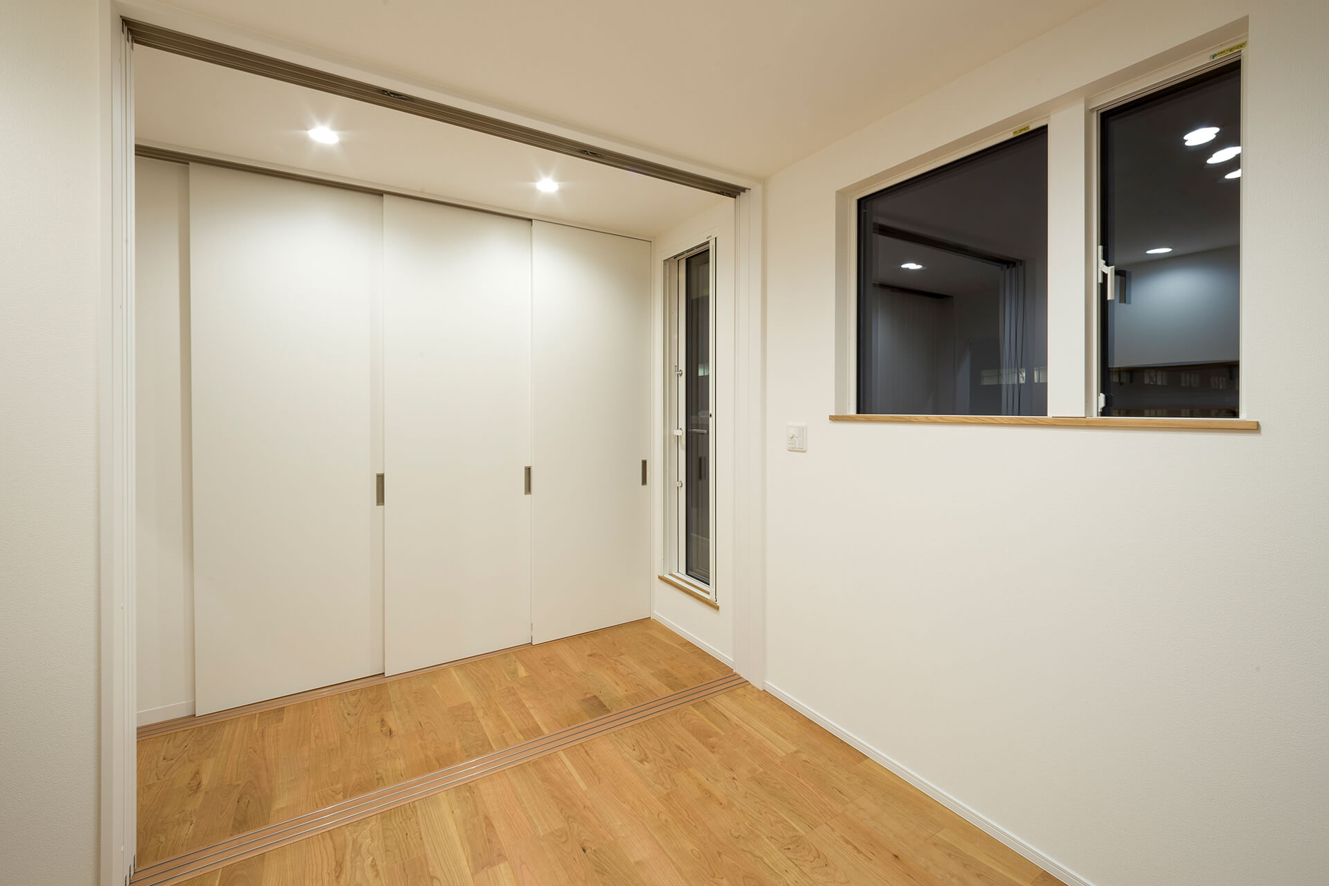 建具で仕切ると二部屋に。