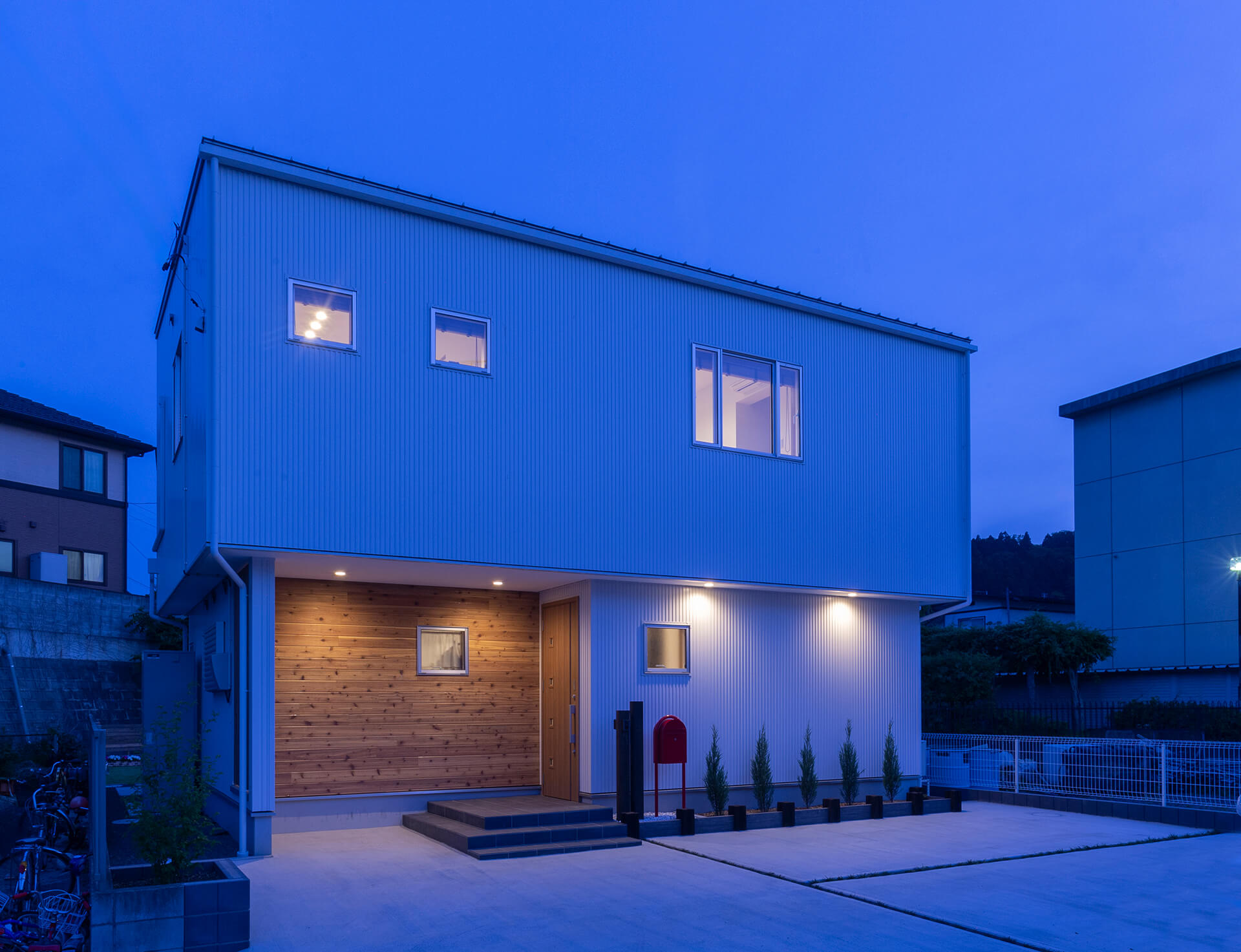 夜の明かりが建物を照らすとまた違う表情を見せてくれる