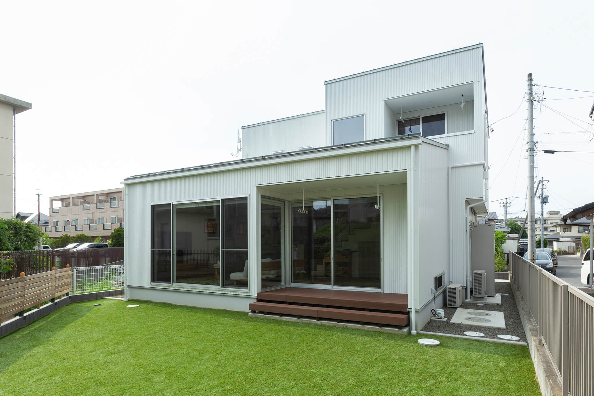 外も住まいの一部へと見せる繋がりの工夫