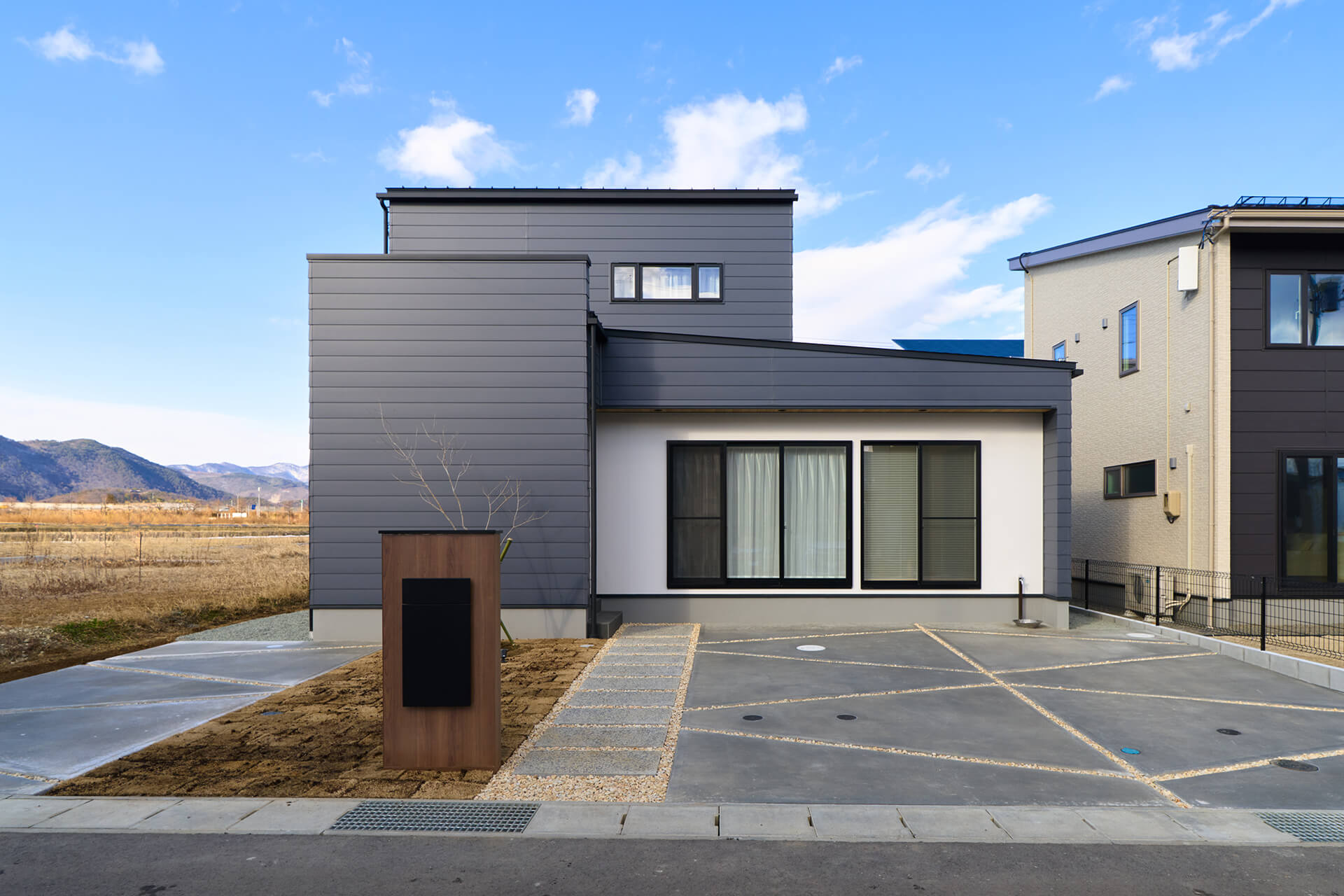 余計な装飾を排したデザインが、上質で落ち着いた印象を生み出します。